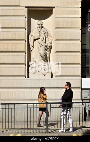 Londra, Inghilterra, Regno Unito. NatWest Bank City of London uffici. Statua allegorica sulla facciata: "integrità" da Charles Domain. Princes Street, vicino alla banca Foto Stock