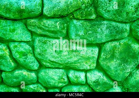 Verde di muro di pietra per lo sfondo o rocce tessitura grossolana Foto Stock