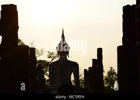 Sunrise in Wat Mahathat. Parco storico. Sukhothai. Della Thailandia Foto Stock