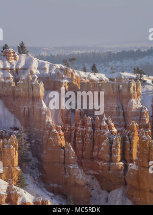 Frammento della parete settentrionale del Bryce Canyon in inverno. Foto Stock