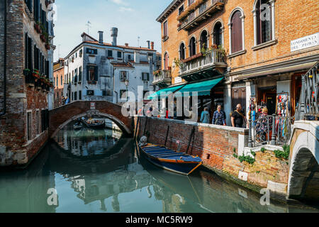 Venezia, Italia - Marzo 26th, 2018: i turisti a Fondamenta del Piovan Canal a Venezia Foto Stock