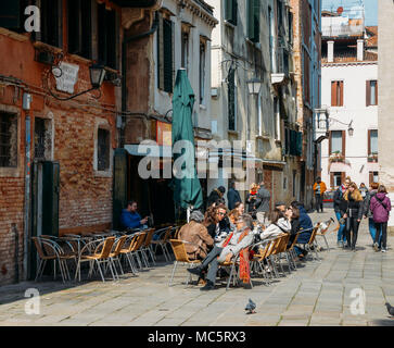 Venezia, Italia - Marzo 26th, 2018: turisti udienza presso la terrazza esterna di un piccolo cafe Foto Stock