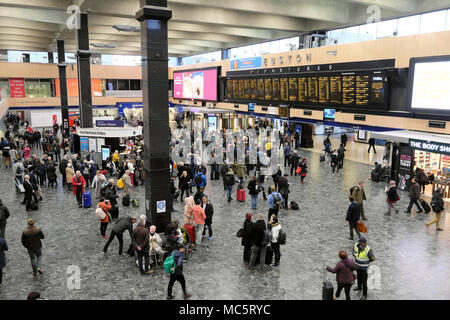 I viaggiatori in piedi in attesa dell'atrio guardando le partenze pensione presso la stazione di Euston a Londra England Regno Unito KATHY DEWITT Foto Stock