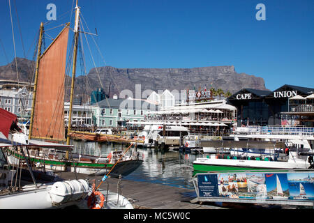 Cape Town Waterfront con Table Mountain Foto Stock