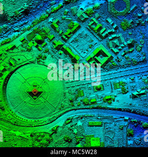 Una prospettiva aerea di una piazza circolare con una caratteristica geometrica centrale, circondata da una passerella a motivi geometrici e delimitata da strutture urbane. L'immagine visualizza una mappa di elevazione o profondità colorata Foto Stock
