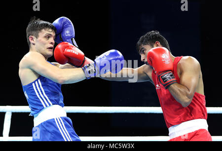 In Irlanda del Nord la James McGivern (sinistra) e dell'India Kaushik Manish (a destra) nell'uomo 60kg Semifinale 1 a Oxenford Studios durante il giorno nove del 2018 Giochi del Commonwealth in Gold Coast, Australia. Stampa foto di associazione. Picture Data: Venerdì 13 Aprile, 2018. Vedere PA storia COMMONWEALTH boxe. Foto di credito dovrebbe leggere: Danny Lawson/filo PA. Restrizioni: solo uso editoriale. Uso non commerciale. Nessun video emulazione. Foto Stock