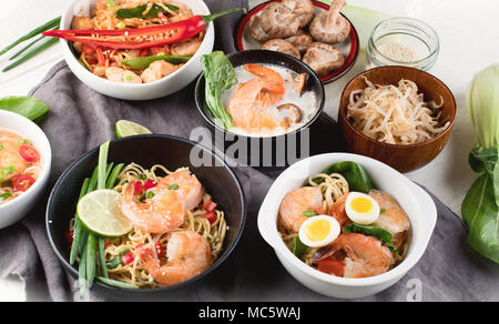 Cibo tailandese. Tradizionale cucina asiatica. Vista superiore Foto Stock