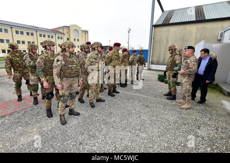 Sgt. Il Mag. Gaetano Massimo Giordano Esercito italiano (a destra) mostra i sistemi di sicurezza all'Esercito Italiano paracadutisti assegnato al reggimento "Savoia Cavalleria" Folgore Brigata Grosseto, dopo l'uso di alta mobilità multiuso di veicolo su ruote (HMMWV) assistenza egress trainer (calore), a Caserma Ederle Vicenza, Italia, 29 marzo 2018. Il simulatore consente ai soldati di pratica uscire dai veicoli, di competenze e di impegnarsi in scenari realistici. I paracadutisti italiani utilizzare U.S. RTSD esercito sud attrezzatura per migliorare le relazioni bilaterali e per espandere i livelli di cooperazione e la capacità del personale coinvolto in Foto Stock