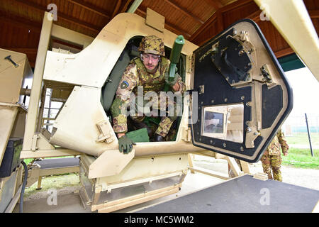 Un esercito italiano paracadutista assegnato al reggimento "Savoia Cavalleria" Folgore Brigata Grosseto, condurre attività di formazione con elevata mobilità multiuso di veicolo su ruote (HMMWV) assistenza egress trainer (calore), a Caserma Ederle Vicenza, Italia, 29 marzo 2018. Il simulatore consente ai soldati di pratica uscire dai veicoli, di competenze e di impegnarsi in scenari realistici. I paracadutisti italiani utilizzare U.S. RTSD esercito sud attrezzatura per migliorare le relazioni bilaterali e per espandere i livelli di cooperazione e la capacità del personale coinvolto nelle operazioni congiunte. Foto Stock