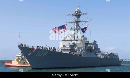 180412-N-PH222-0136 SAN DIEGO (12 aprile 2018) velisti assegnati per Arleigh Burke-class guidato-missile destroyer USS Wayne E. Meyer (DDG 108) uomo le rotaie sul ritorno alla loro homeport di San Diego. Wayne E. Meyer, parte di Carl Vinson Carrier Strike gruppo (CSG 1), tornato a San Diego dopo il successo di tre-mese la distribuzione a sostegno di operazioni nell'Indo-Pacifico per mantenere la sicurezza e la stabilità nella regione. (U.S. Foto di Marina di Massa lo specialista di comunicazione di terza classe Ryan M. Breeden/rilasciato) Foto Stock