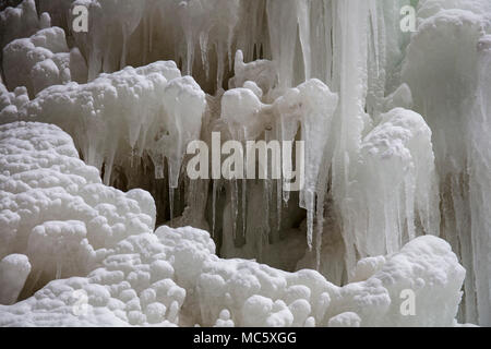 Cascate gelate in Wildcat Canyon, ghiaccioli, Starved Rock State Park, Illinois, Stati Uniti d'America Foto Stock