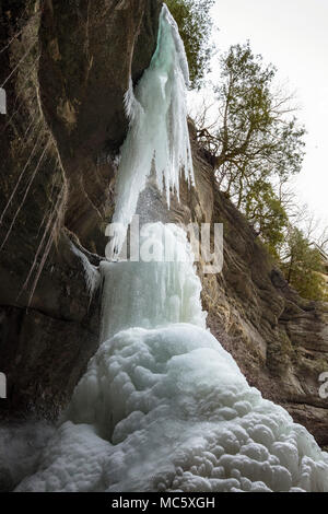 Congelati, cascate ghiacciate in Wildcat Canyon, Starved Rock State Park, Illinois, Stati Uniti d'America Foto Stock