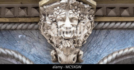 L'Italia, Torino. Questa città è famoso per essere un angolo di due global triangoli magici. Si tratta di una maschera protettiva di pietra sulla sommità di un palazzo di lusso ent Foto Stock