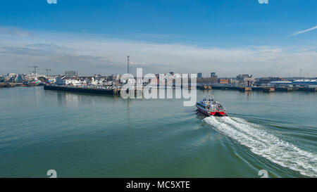Attraversamento liscia di Imbuto Rosso traghetto attraverso il Solent da Southampton a Cowes sull'Isola di Wight Foto Stock