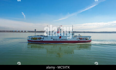 Attraversamento liscia di Imbuto Rosso traghetto attraverso il Solent da Southampton a Cowes sull'Isola di Wight Foto Stock
