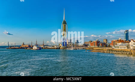 Spinnaker Tower & Gunwharf Quays con l'Historic Dockyard dietro - Portsmouth Regno Unito Foto Stock