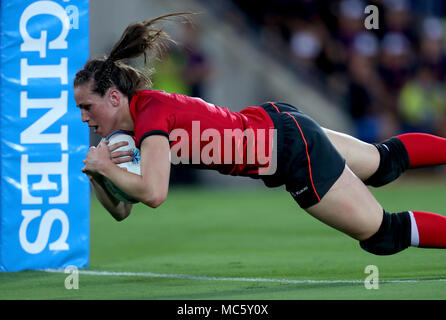 L'Inghilterra del Emily Scarratt punteggi una prova contro Figi nel femminile Piscina Turno - Pool B corrisponde all'Robina Stadium durante il giorno nove del 2018 Giochi del Commonwealth in Gold Coast, Australia. Foto Stock