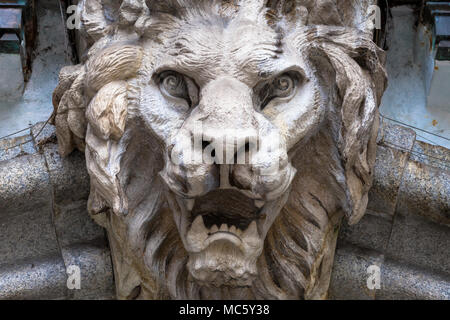 L'Italia, Torino. Fatta di pietra e si trova su un arco di marmo, circa 300 anni. Angelo caduto nella forma di un leone ruggente. Foto Stock