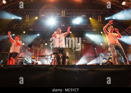 Il tedesco hip-hop e gruppo pop Fettes Brot live presso il ventiseiesimo Heitere Open air di Zofingen Argovia, Svizzera medico Renz Foto Stock