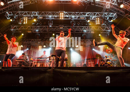 Il tedesco hip-hop e gruppo pop Fettes Brot live presso il ventiseiesimo Heitere Open air di Zofingen Argovia, Svizzera medico Renz Foto Stock