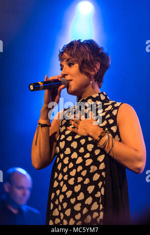 Il cantante francese Isabelle Geffroy alias ZAZ live presso il Schüür Lucerna, Svizzera Foto Stock