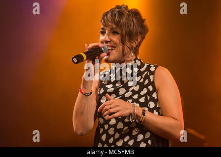 Il cantante francese Isabelle Geffroy alias ZAZ live presso il Schüür Lucerna, Svizzera Foto Stock