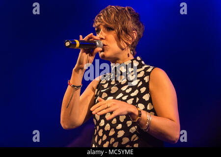 Il cantante francese Isabelle Geffroy alias ZAZ live presso il Schüür Lucerna, Svizzera Foto Stock