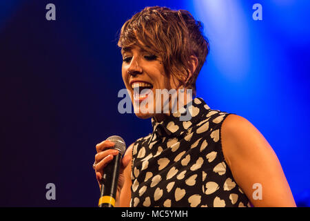 Il cantante francese Isabelle Geffroy alias ZAZ live presso il Schüür Lucerna, Svizzera Foto Stock