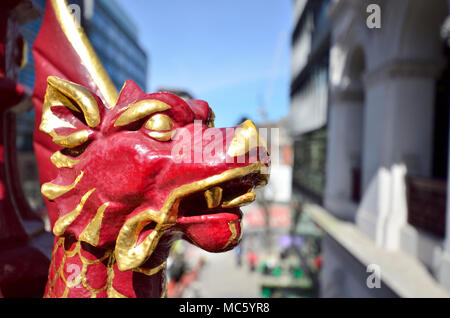 Londra, Inghilterra, Regno Unito. Testa di drago in Holborn Viaduct. Foto Stock