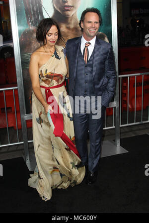 Tomb Raider Los Angeles Premiere tenutasi presso la leva TCL Chinese Theatre di Hollywood, in California. Dotato di: Walton Goggins, moglie Nadia Conners dove: Los Angeles, California, Stati Uniti quando: 13 Mar 2018 Credit: Adriana M. Barraza/WENN.com Foto Stock