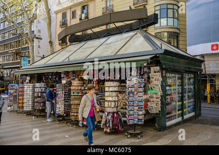 Un souvenir in stallo sulla Rambla di Barcellona, Spagna. Foto Stock