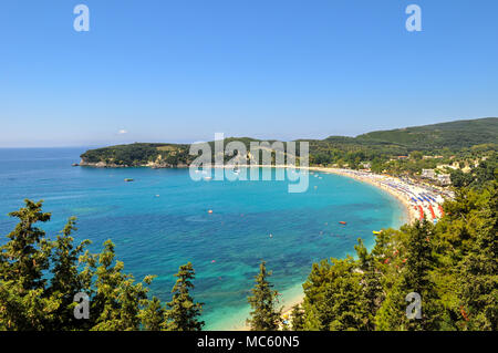 Parga, Epiro - Grecia. Vista panoramica della spiaggia di Valtos una delle più lunghe spiagge organizzate di Parga. È situato vicino al castello di Parga. Foto Stock