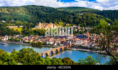 Bellissima Heidelberg città medievale,vista con il castello e il Ponte vecchio,Germania. Foto Stock