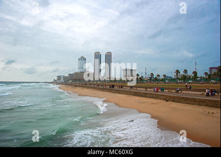 Le onde del mare sulla spiaggia di Colombo Foto Stock