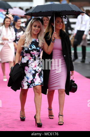 Racegoers arrivano sul Signore giorno del 2018 Sanità Randox Grand National Festival presso l'Aintree Racecourse, Liverpool. Foto Stock