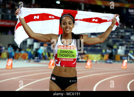 L'Inghilterra del Katarina Johnson-Thompson festeggia con la bandiera dopo aver vinto l'oro nel heptathlon dopo la 800m - Calore 2 al Carrara Stadium durante il giorno nove del 2018 Giochi del Commonwealth in Gold Coast, Australia. Foto Stock