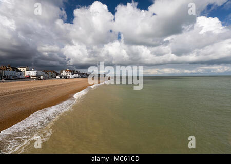 Vista dal molo di trattativa guardando verso Thanet con grandi nuvole e morbida luce che cade sulla spiaggia di ciottoli. Kent, Regno Unito. Foto Stock