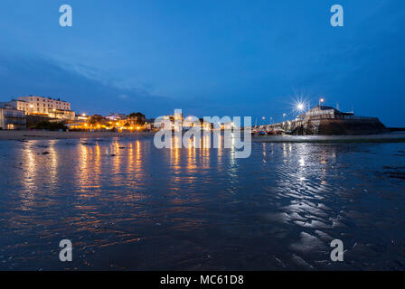 Il post-sunset Blue ora a Viking Bay, Broadstairs sulla costa del Kent, Regno Unito. Foto Stock