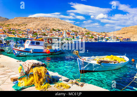 Bellissimo villaggio di Chalki,vista con barca da pesca e mare,Grecia. Foto Stock