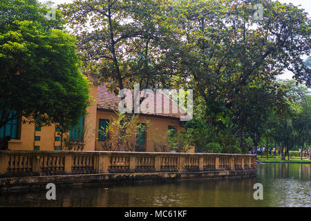 La casa del parco di Palazzo presidenziale dove Ho Chi Minh visse e lavorò dal 1954 al 1958, Hanoi, Viet Nam Foto Stock