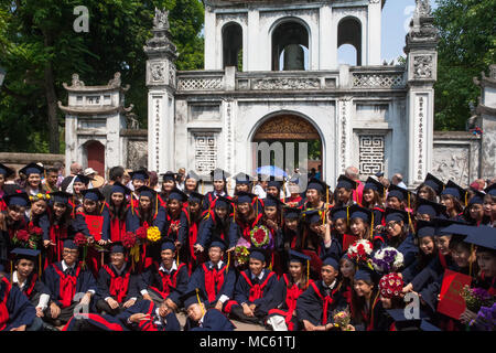 I laureati celebrando nella parte anteriore del furgone Mieu Gate (Văn Miếu Môn), l'ingresso al Tempio della Letteratura, Hanoi, Viet Nam Foto Stock