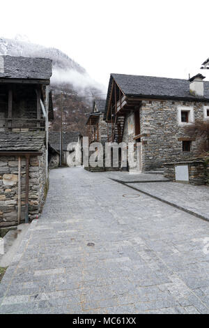 Vista di un rustico tradizionale cittadina di montagna nelle Alpi della Svizzera meridionale Foto Stock