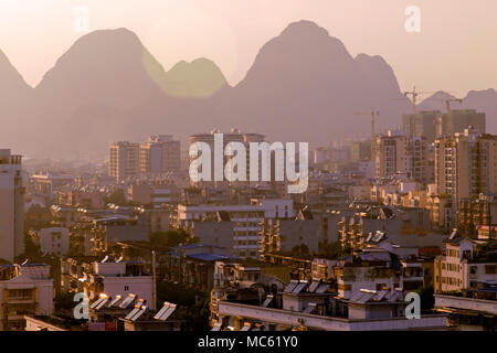 Il centro della città circondata da colline tipiche, Guilin, provincia di Guangxi, Cina Foto Stock
