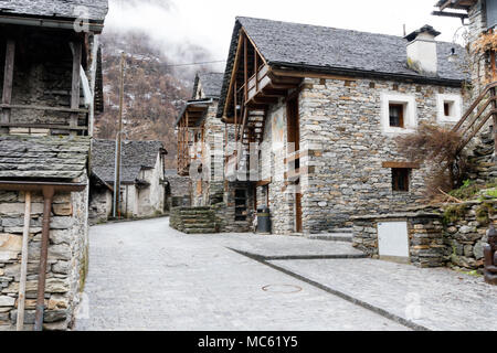 Vista di un rustico tradizionale cittadina di montagna nelle Alpi della Svizzera meridionale Foto Stock