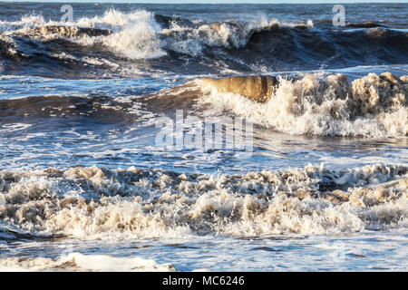 Onde che si infrangono contro la riva. Foto Stock