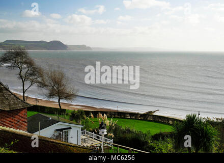 Vista da Lyme Regis in Dorset guardando verso il Golden Cap. Foto Stock