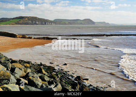 Vista da Lyme Regis in Dorset guardando verso il Golden Cap. Foto Stock