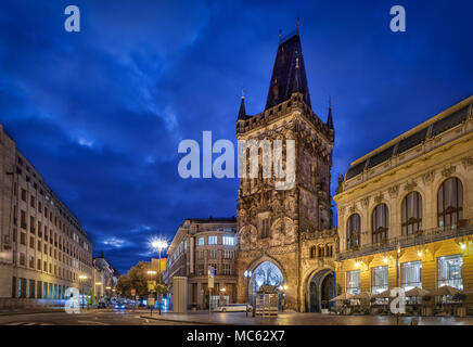 Medievale Torre di Polvere al tramonto a Praga, Cechia Foto Stock