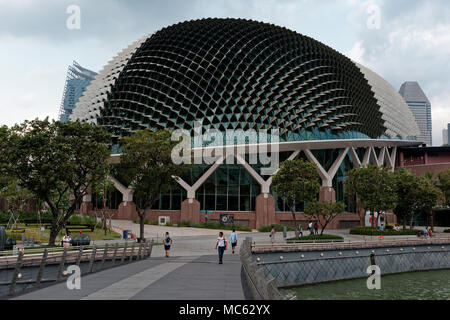 Il 'Durian' - le molte sfaccettature del tetto della Spianata Singapore Opera house sulla Marina Bay dalle il Giubileo d'argento Bridge Foto Stock