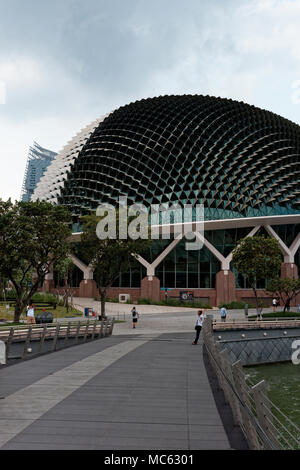 Il 'Durian' - le molte sfaccettature del tetto della Spianata Singapore Opera house sulla Marina Bay dalle il Giubileo d'argento Bridge Foto Stock